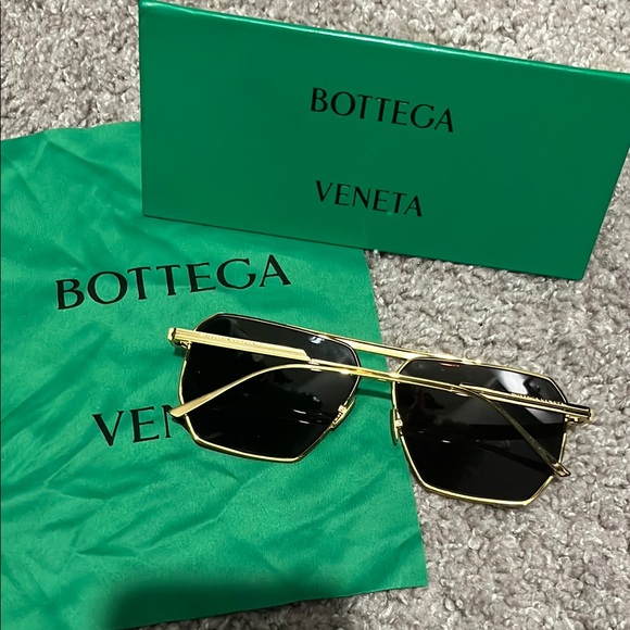 TRADE FOR DR GOLDIE!!! DO NOT PURCHASE! Bottega Veneta Gold Sunglasses - Picture 4 of 9